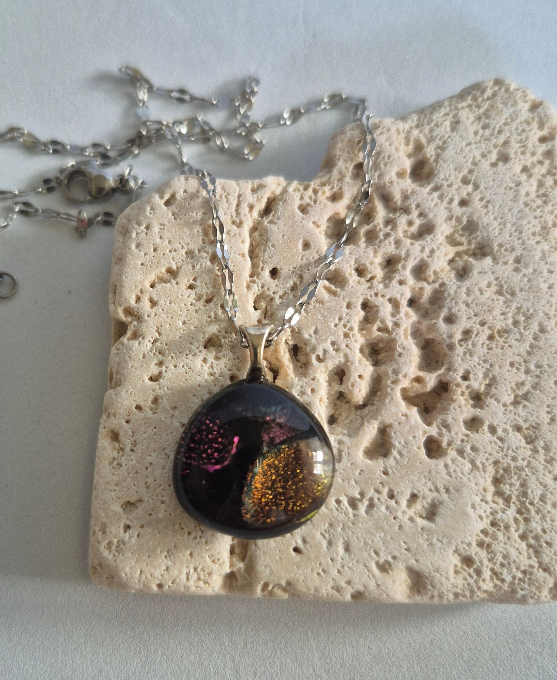 Pendentif en verre dichroique