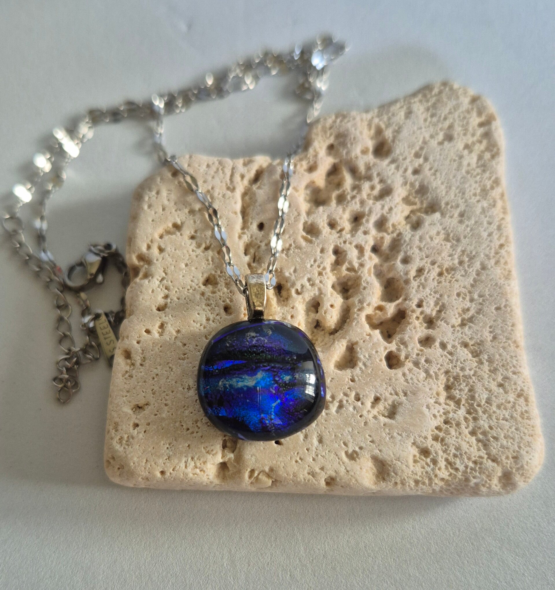 Pendentif en verre dichroique