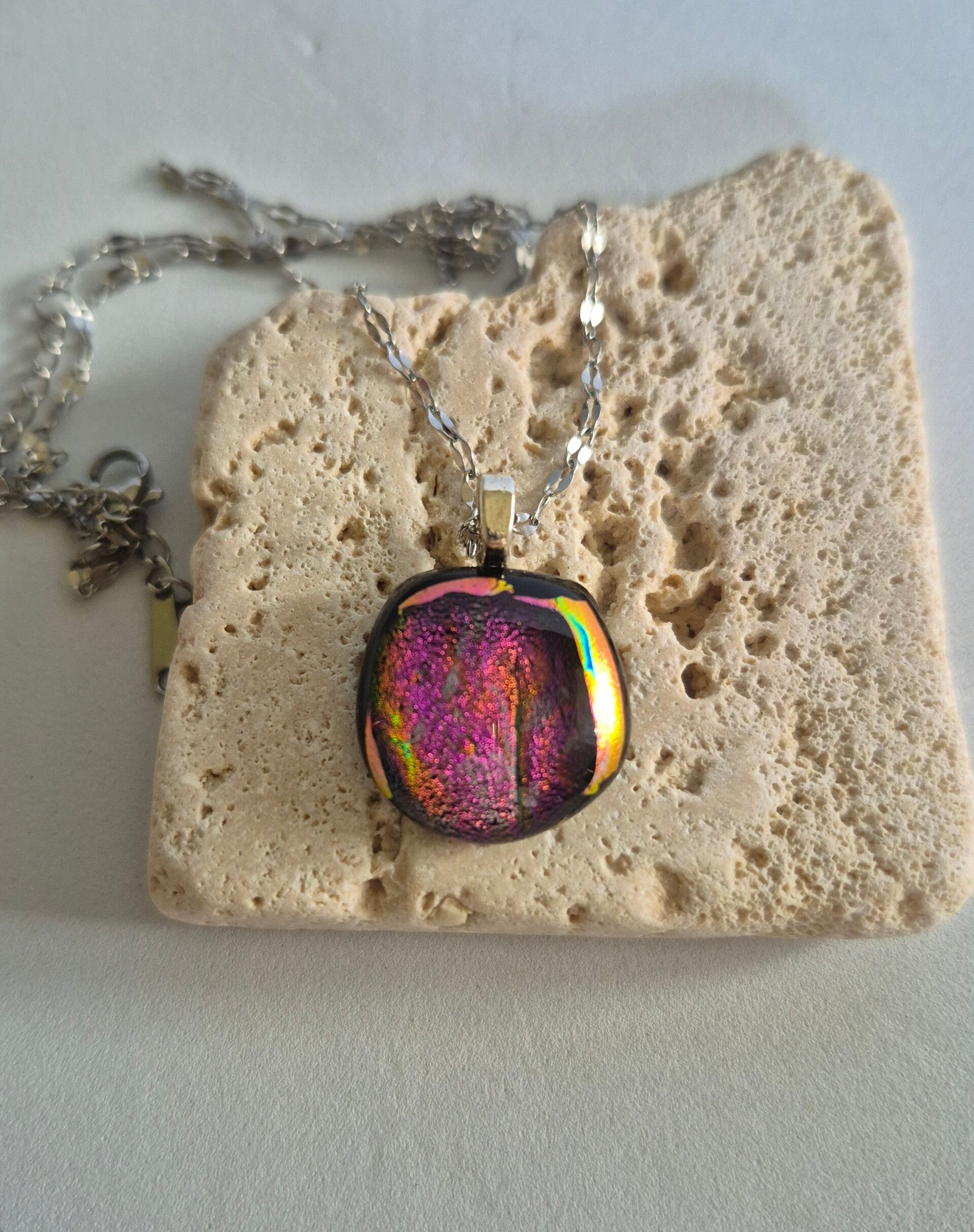 Pendentif en verre dichroique