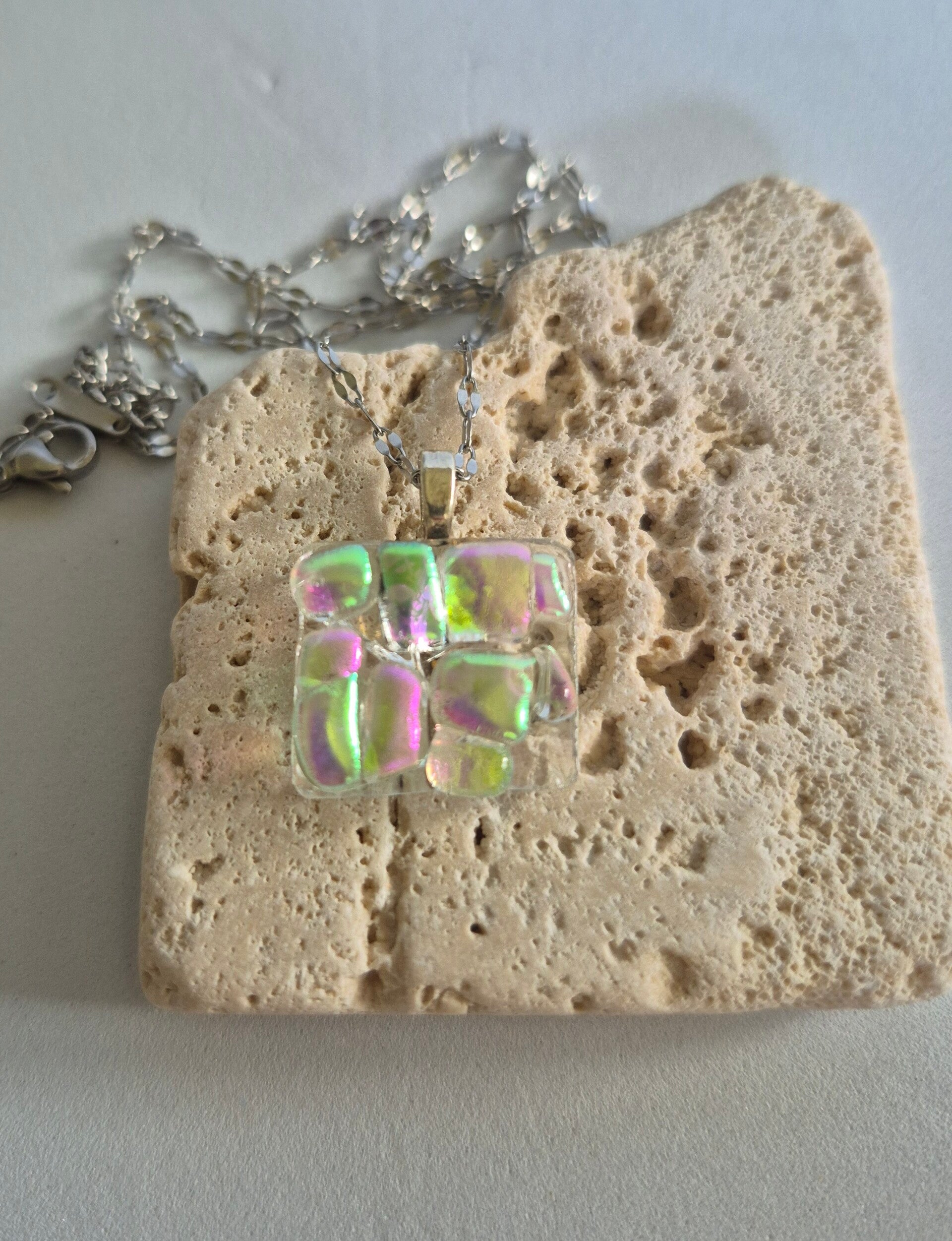 Pendentif en verre dichroique