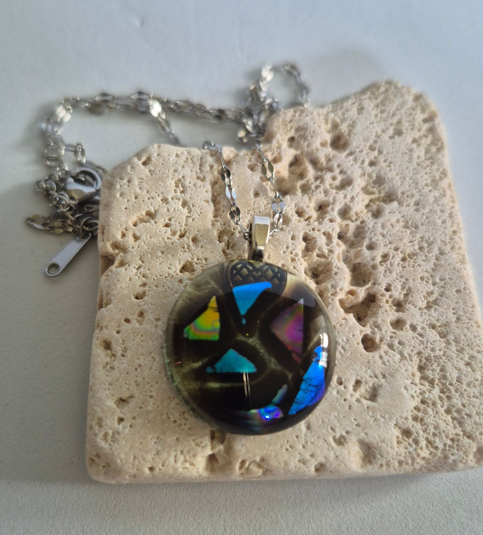 Pendentif en verre dichroique