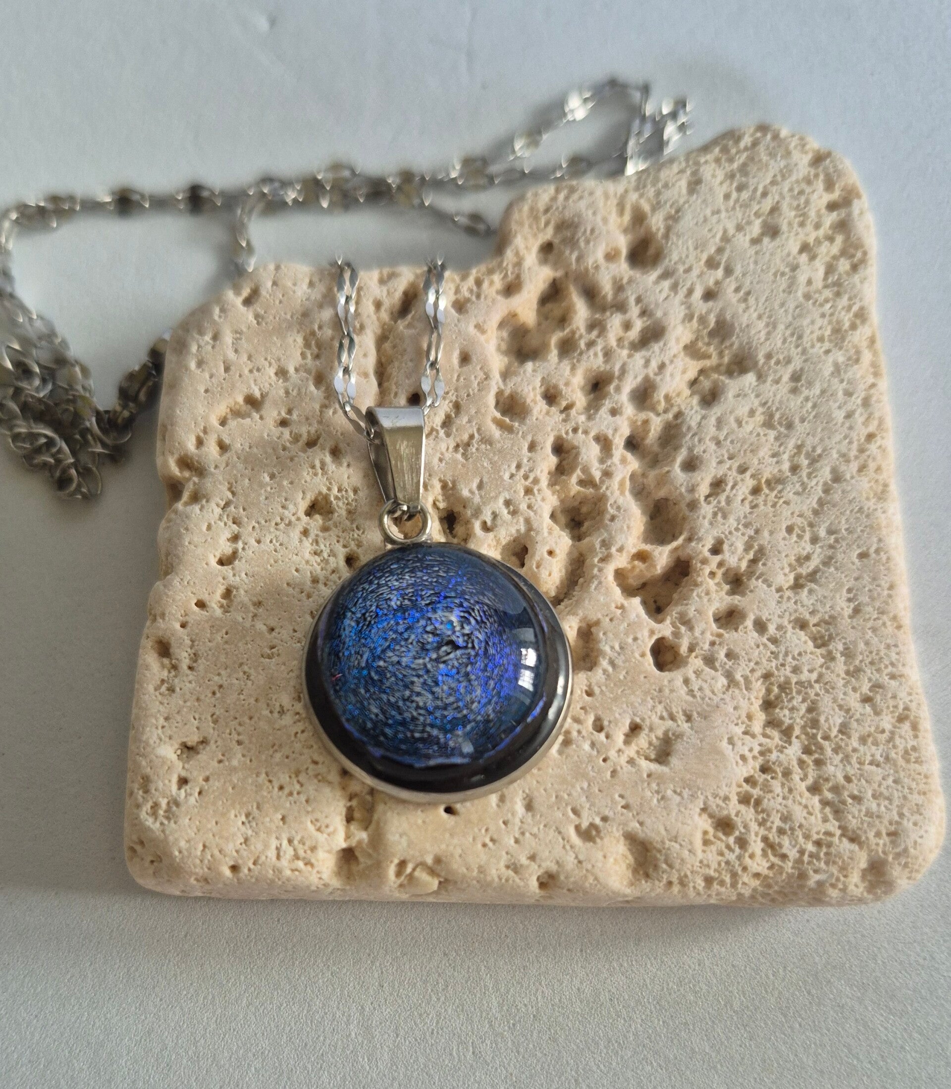 Pendentif en verre dichroique