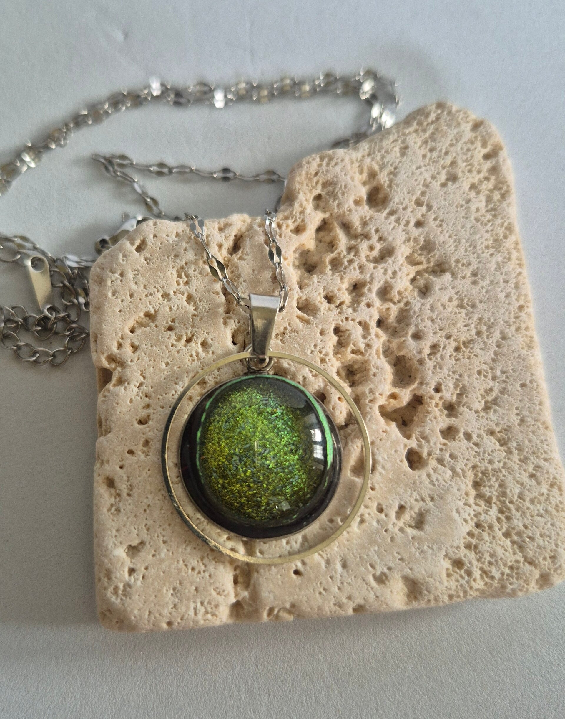 Pendentif en verre dichroique