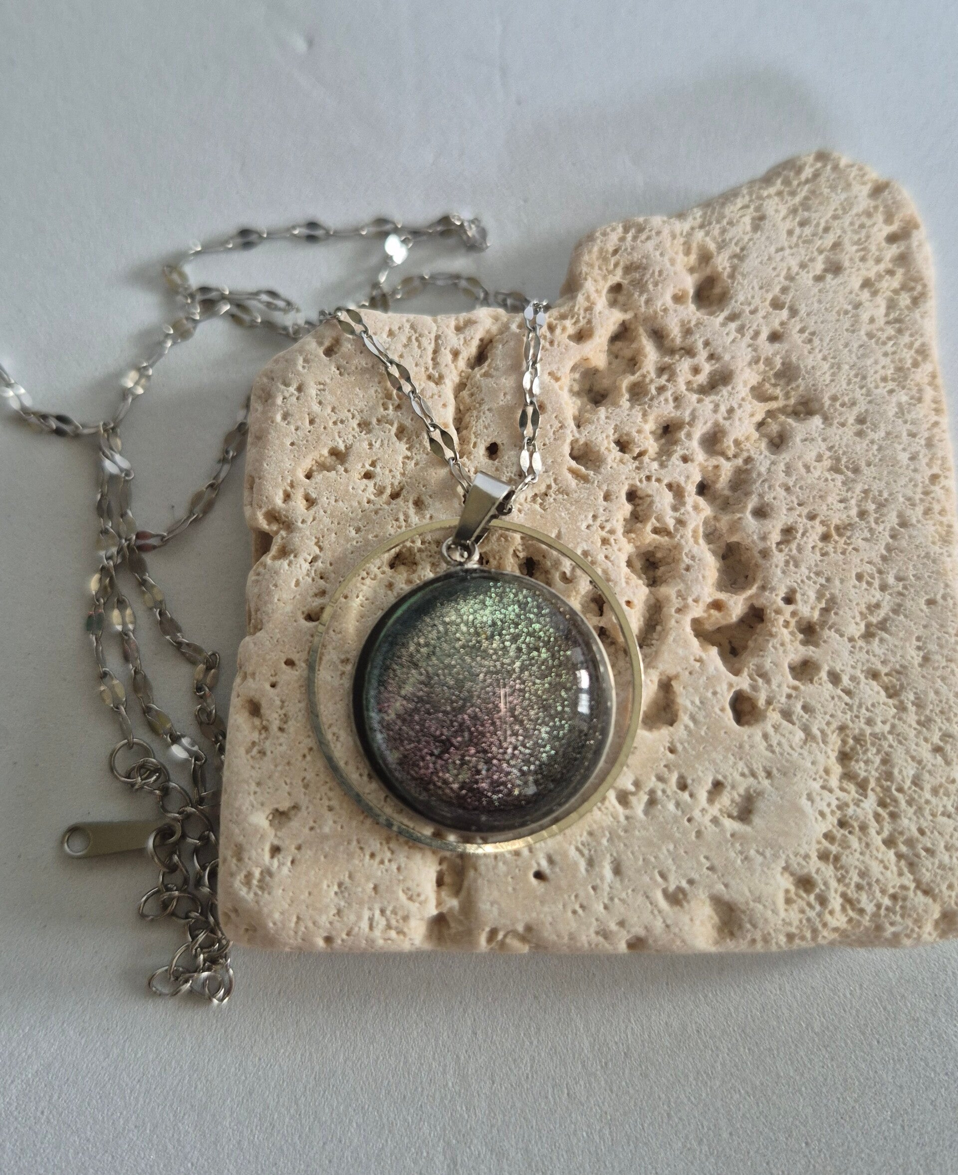 Pendentif en verre dichroique