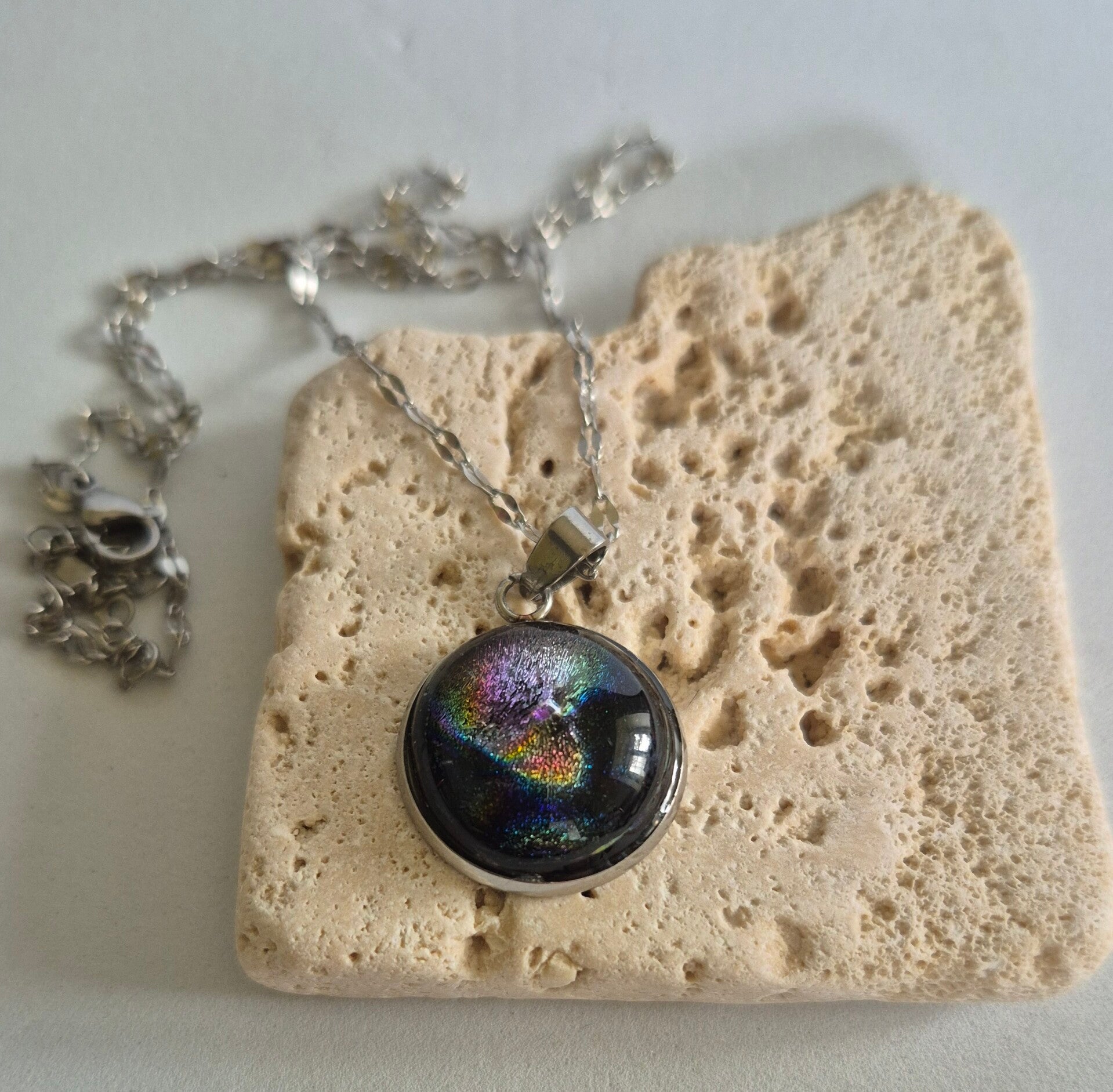 Pendentif en verre dichroique