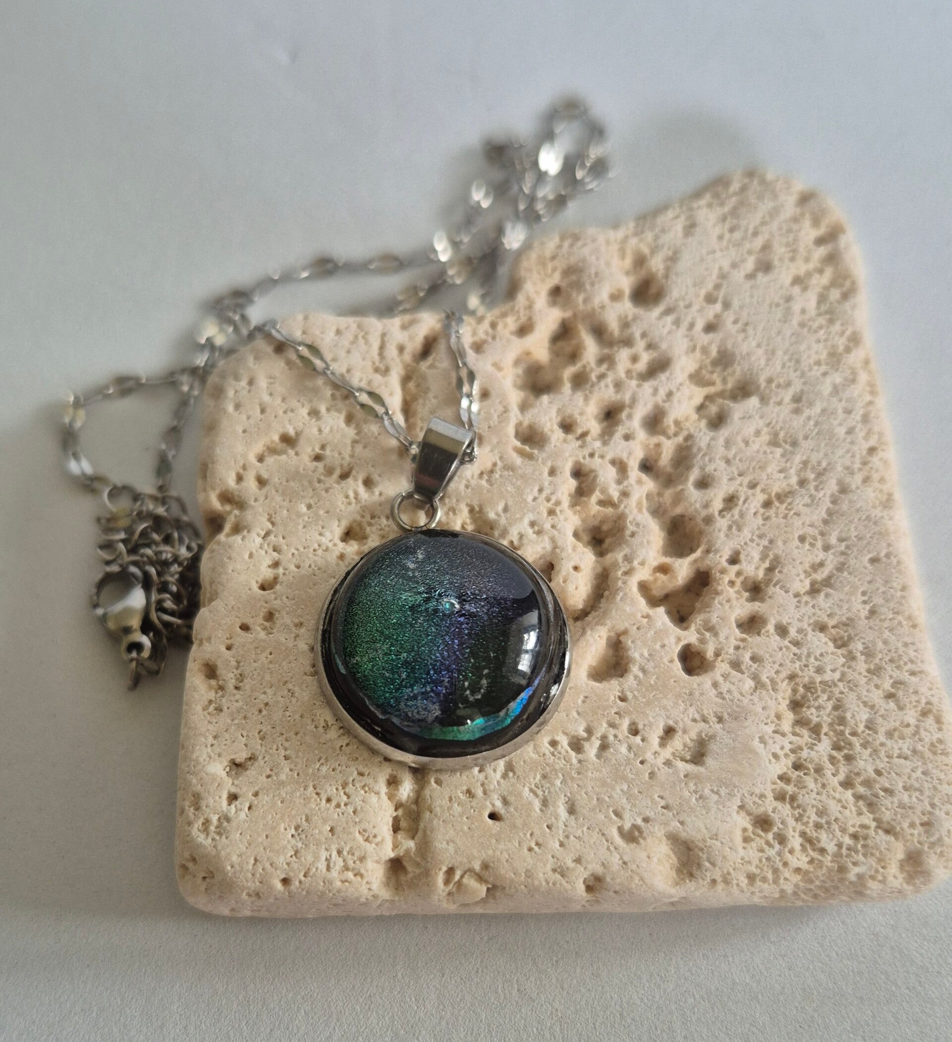 Pendentif en verre dichroique
