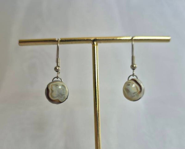 Boucle d'oreille pendante en verre fusionné