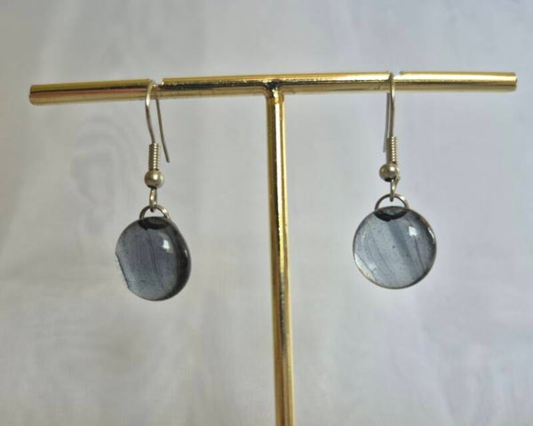 Boucle d'oreille pendante en verre fusionné