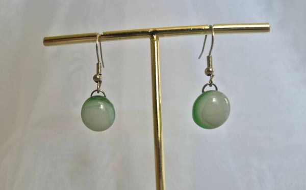 Boucle d'oreille pendante en verre fusionné