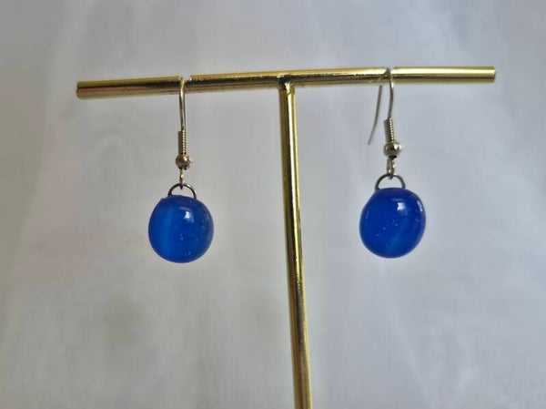 Boucle d'oreille pendante en verre fusionné