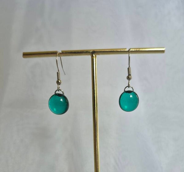 Boucle d'oreille pendante en verre fusionné