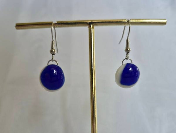 Boucle d'oreille pendante en verre fusionné
