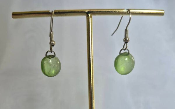 Boucle d'oreille pendante en verre fusionné