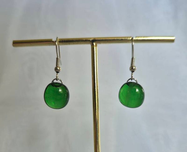 Boucle d'oreille pendante en verre fusionné