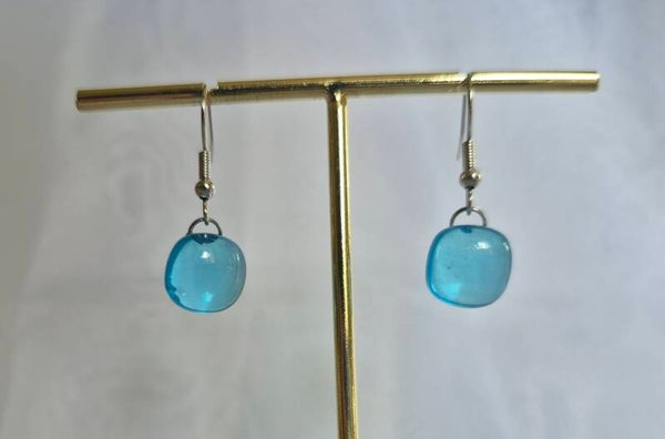 Boucle d'oreille pendante en verre fusionné