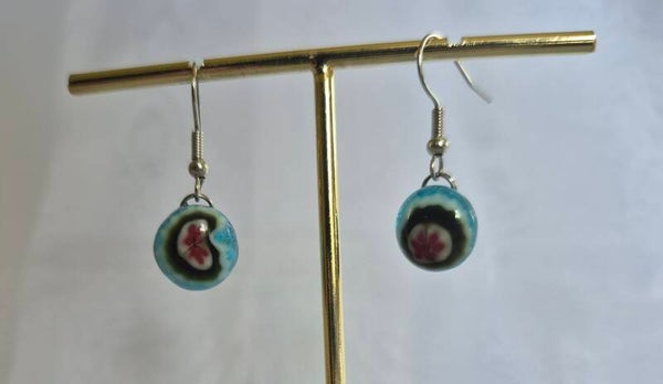 Boucle d'oreille pendante en verre fusionné