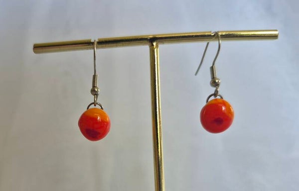 Boucle d'oreille pendante en verre fusionné