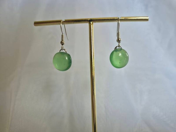 Boucle d'oreille pendante en verre fusionné