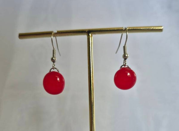 Boucle d'oreille pendante en verre fusionné