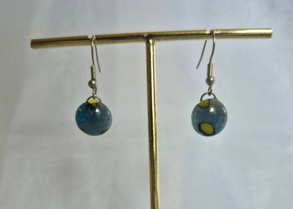 Boucle d'oreille pendante en verre fusionné