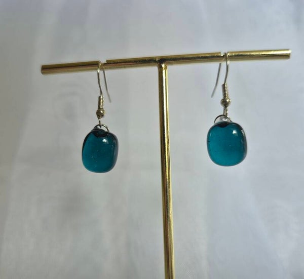 Boucle d'oreille pendante en verre fusionné