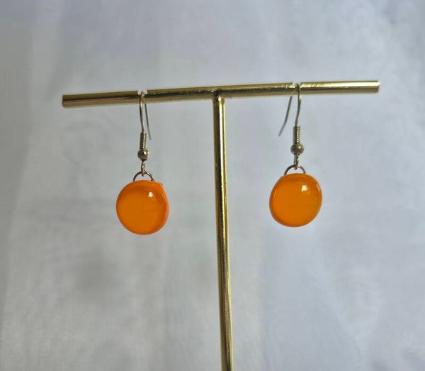 Boucle d'oreille pendante en verre fusionné