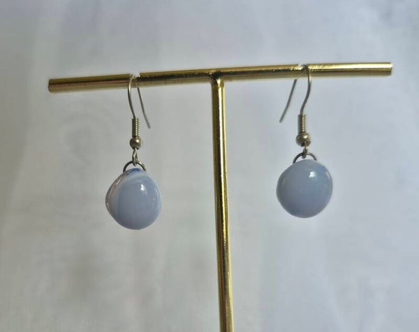 Boucle d'oreille pendante en verre fusionné