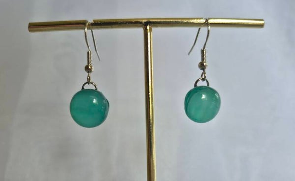 Boucle d'oreille pendante en verre fusionné