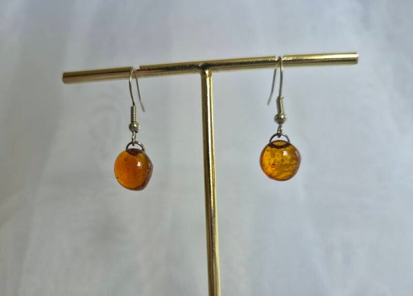 Boucle d'oreille pendante en verre fusionné