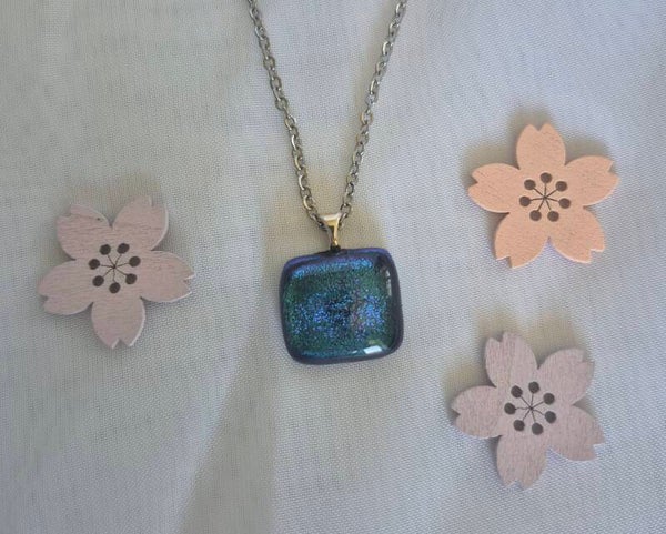 Pendentif en verre dichroique