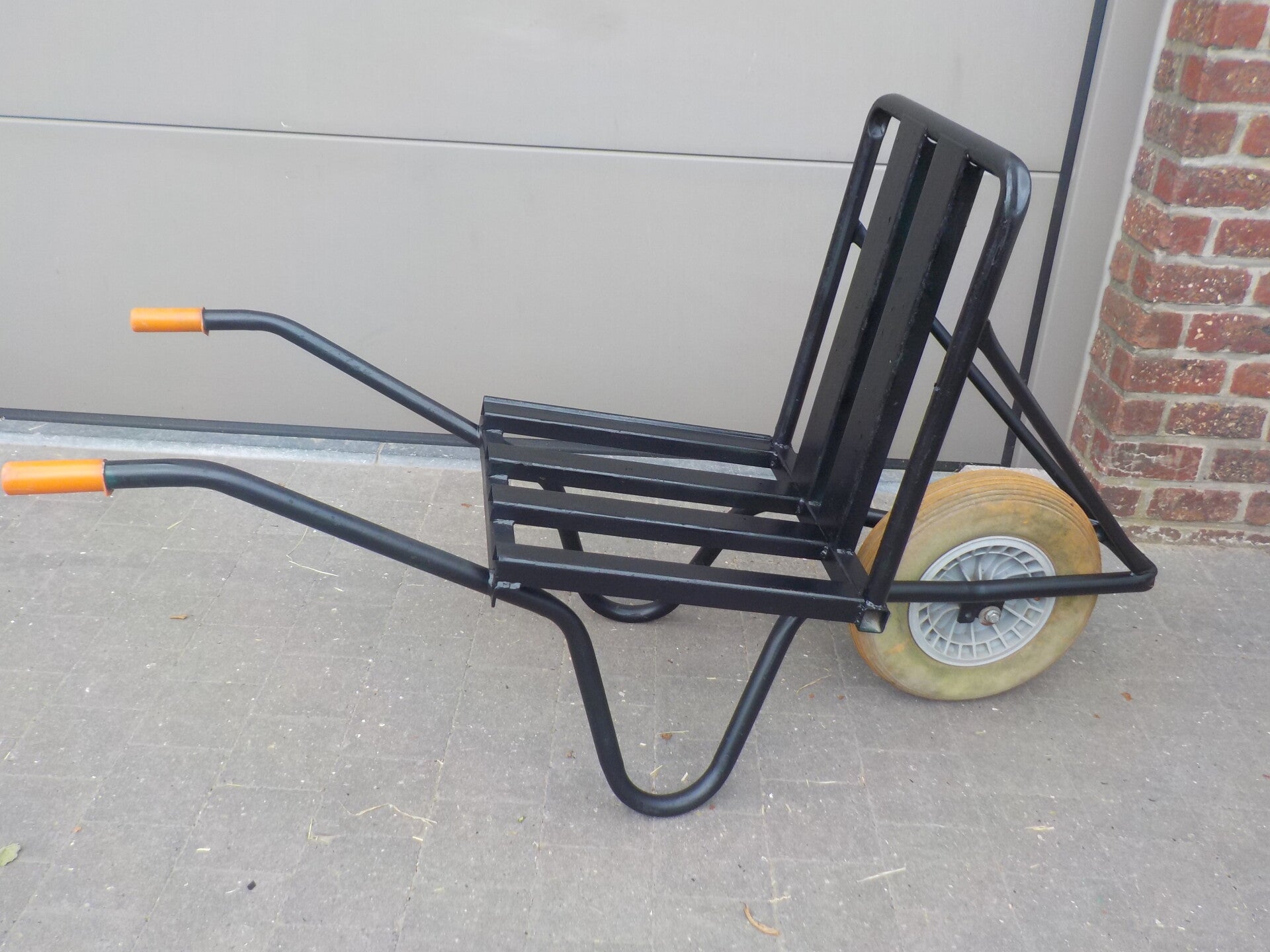 Tweedehands platte kruiwagen met volle band