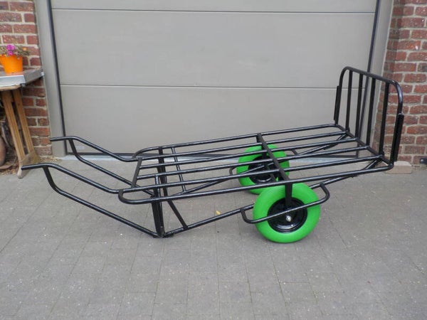 Tweedehands kruiwagen / stootkar met nieuwe volle banden