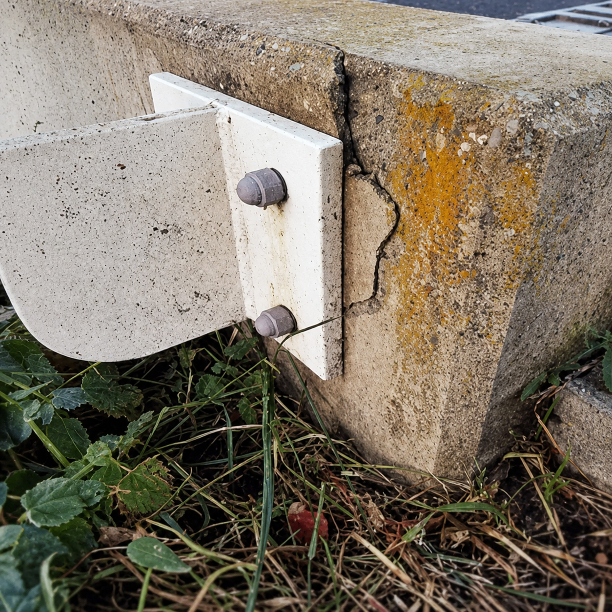 Scheur en schade in beton bij een metalen verbinding