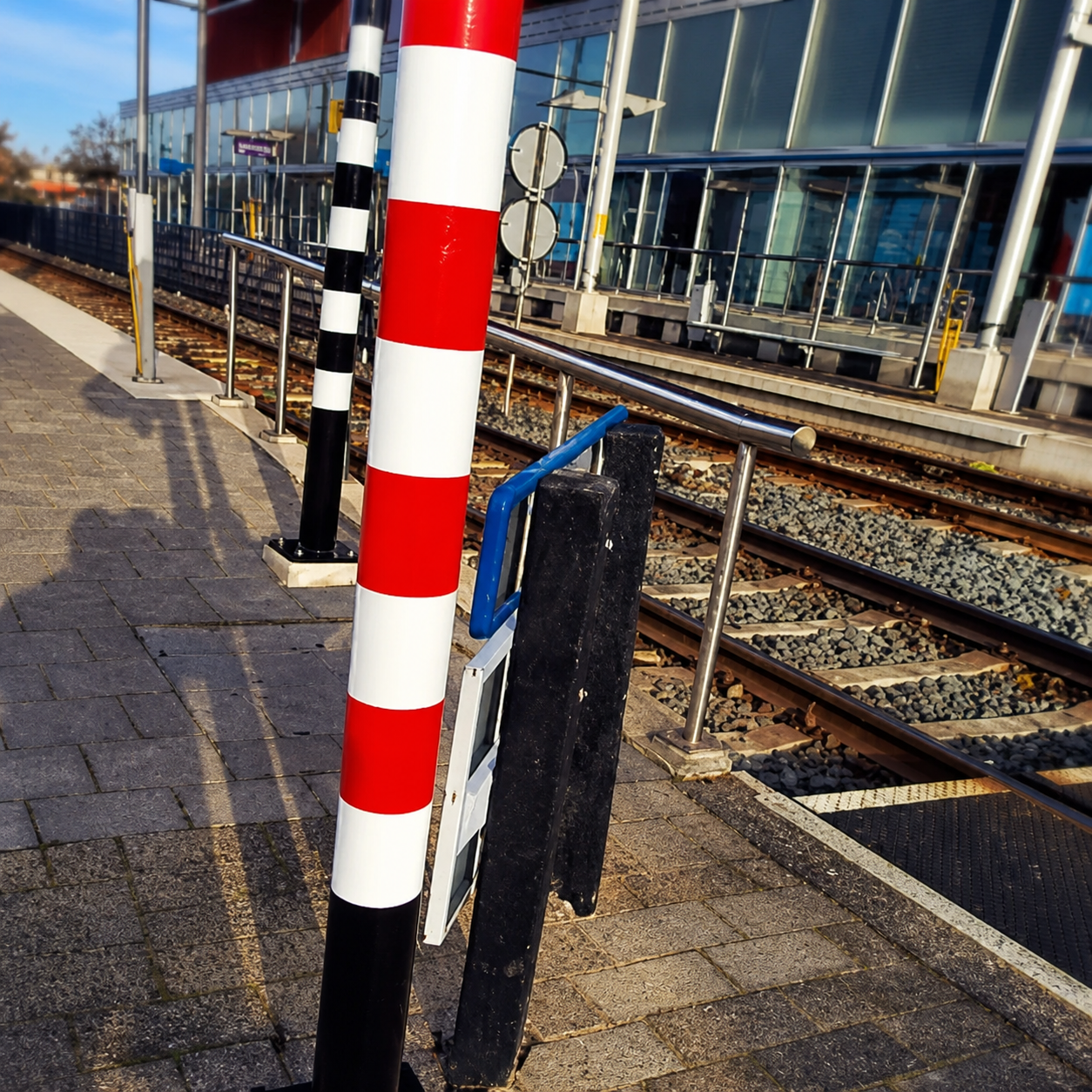 Onderhouden rood-witte infrastructuur bij een spooromgeving