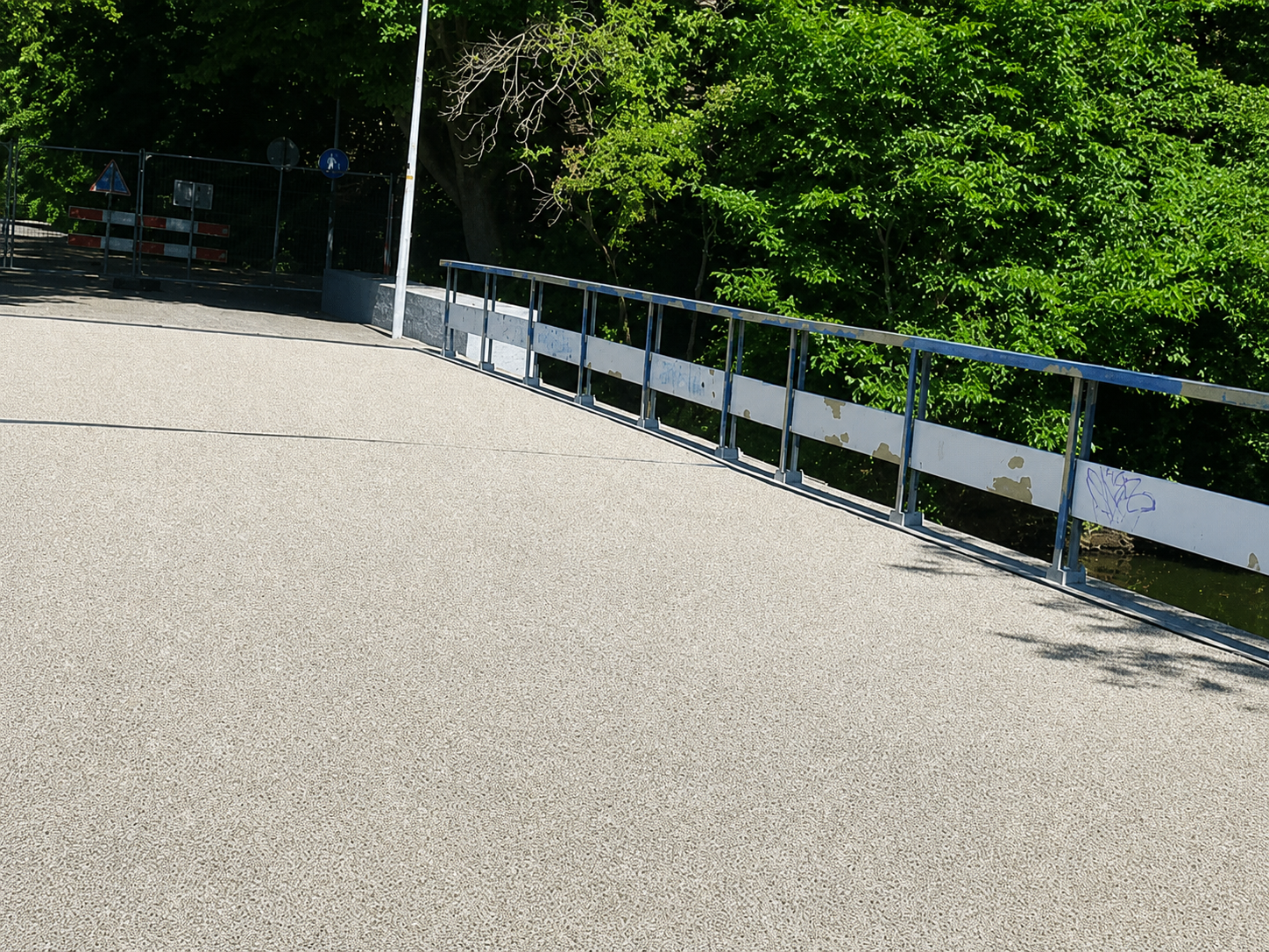 Lichtgekleurde antislip slijtlaag op een gerenoveerd brugdek