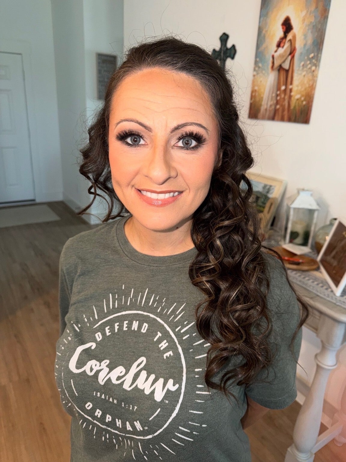 Soft glam makeup by Ashley Quick with shimmering neutral eyes, defined lashes, and a glossy peach lip.