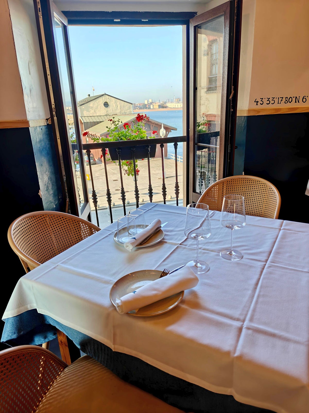 Comedor de Mercante con vistas al puerto de Gijón