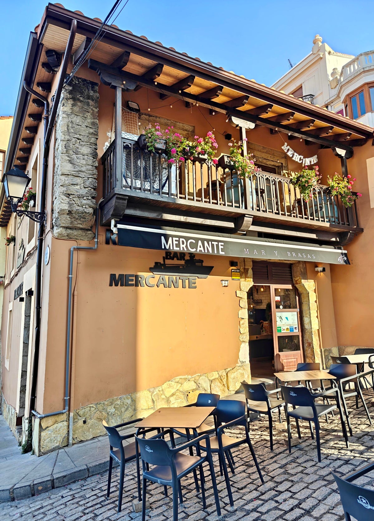 Interior de Mercante, Mar y Brasas