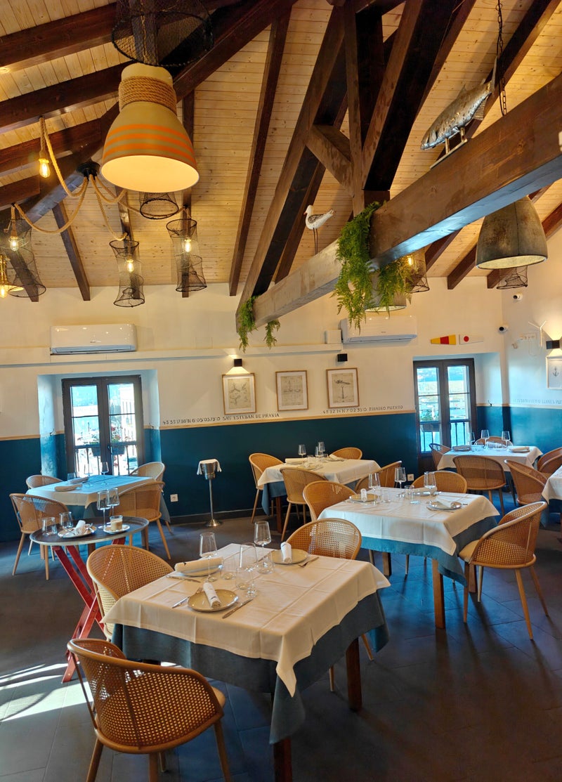 Ambiente de sala en Mercante, Mar y Brasas