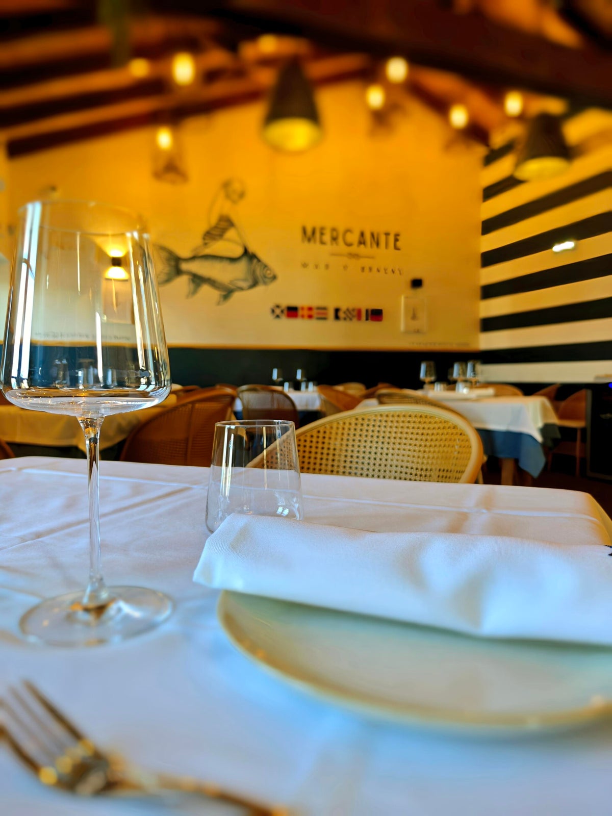 Terraza y comedor de Mercante, Mar y Brasas en Cimavilla, Gijón