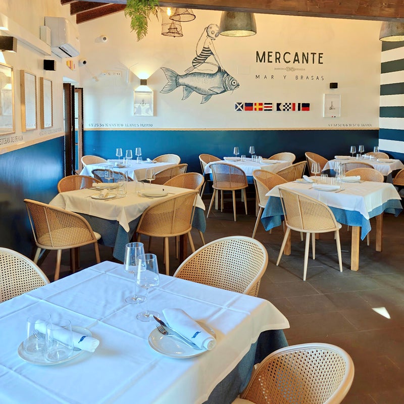 Detalle del comedor de Mercante, mesas y mural marinero