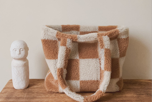 teddy tas voor dames, grote blokken in camel en beige met handvaten