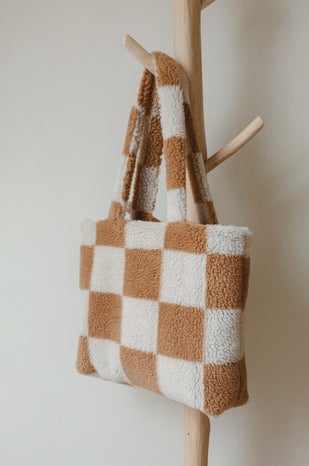 grote teddy shoppertas, grote blokken in camel en beige, hangend aan kapstok