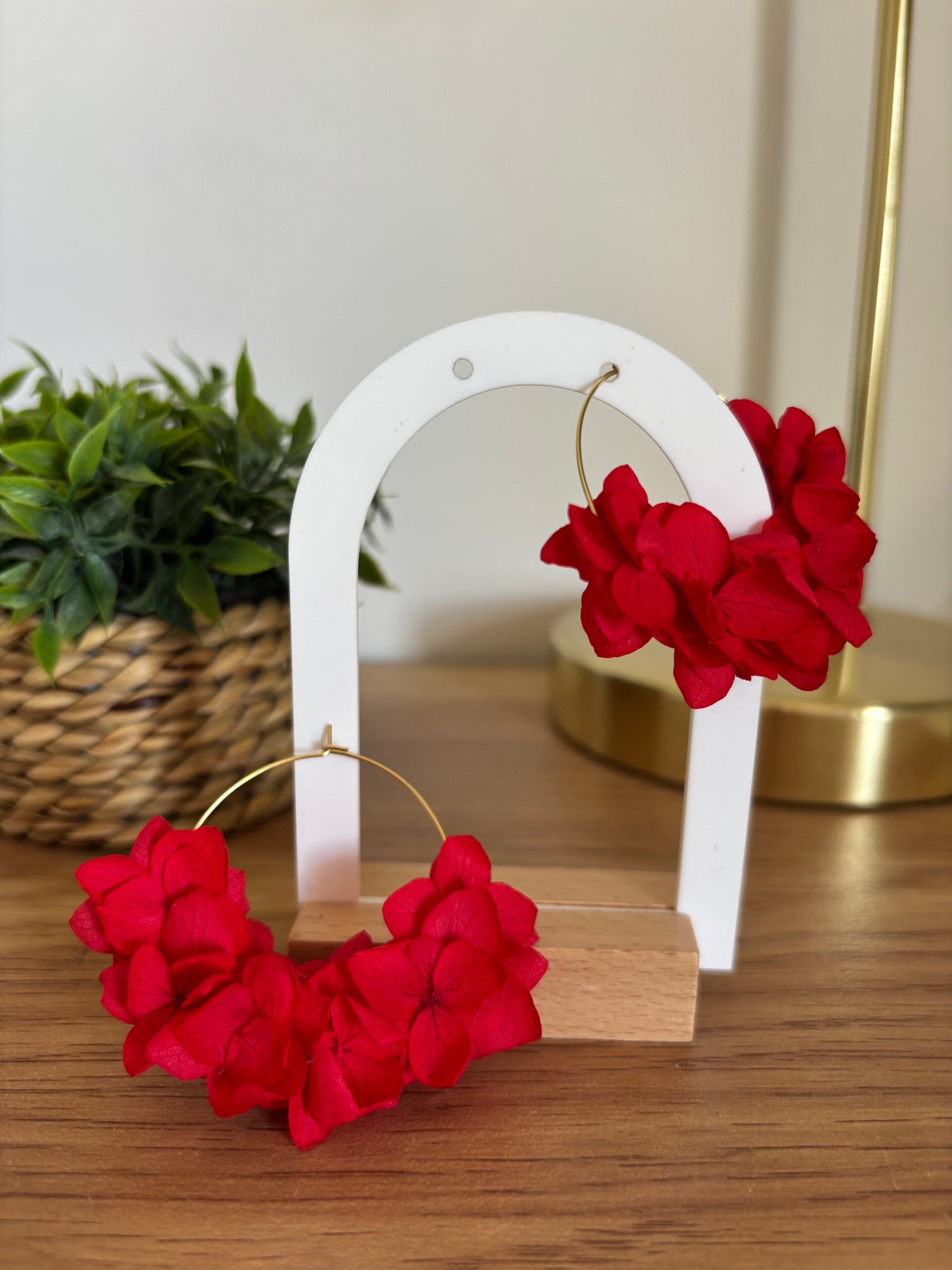 Boucles d’oreilles hortensia séché rouge