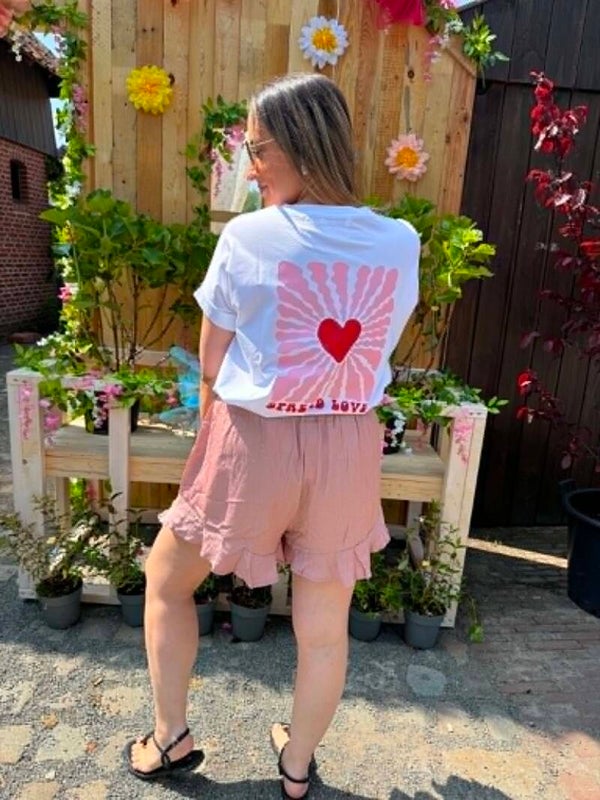 T- shirt spread love