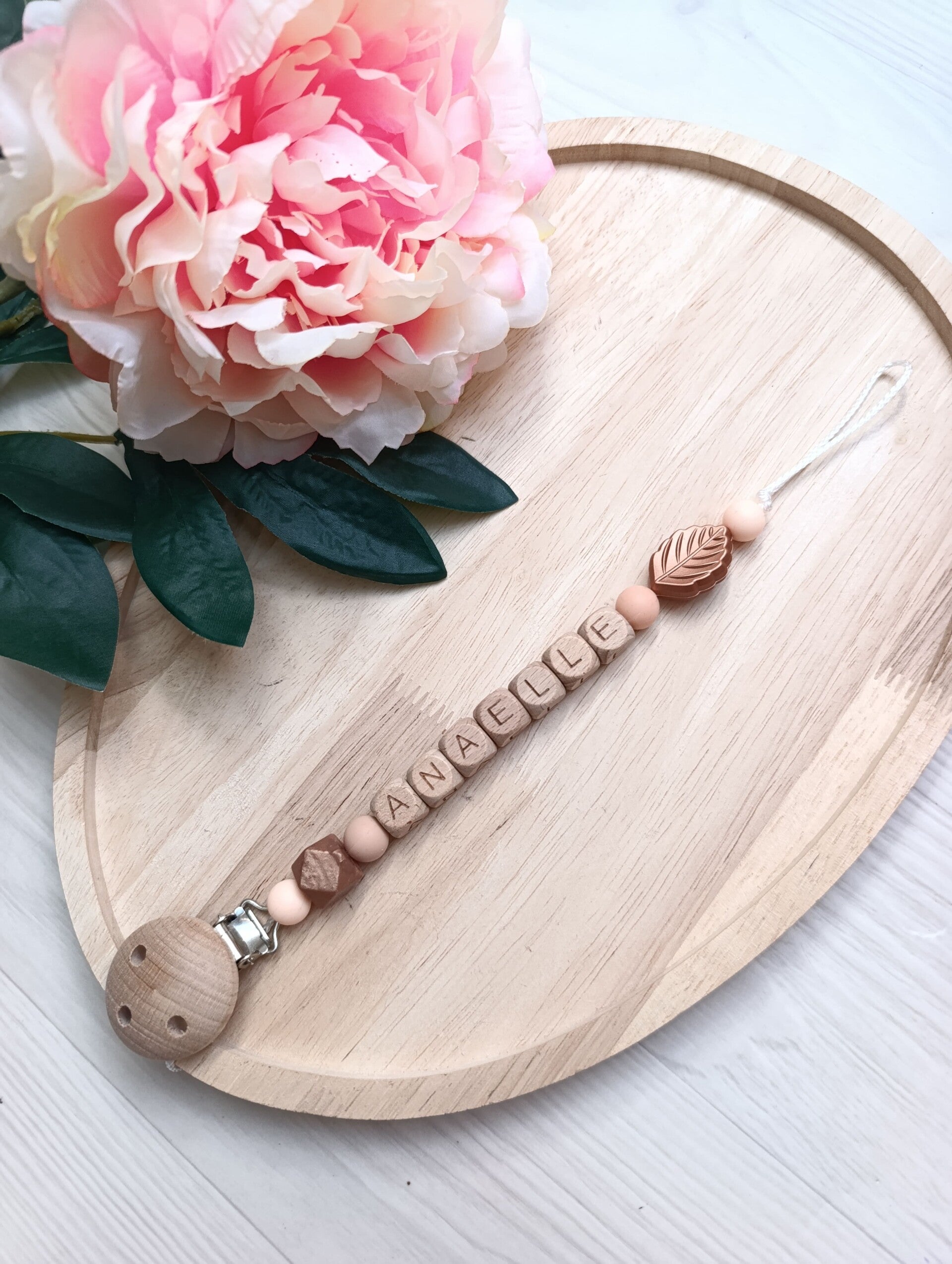 Attache tétine bois bronze