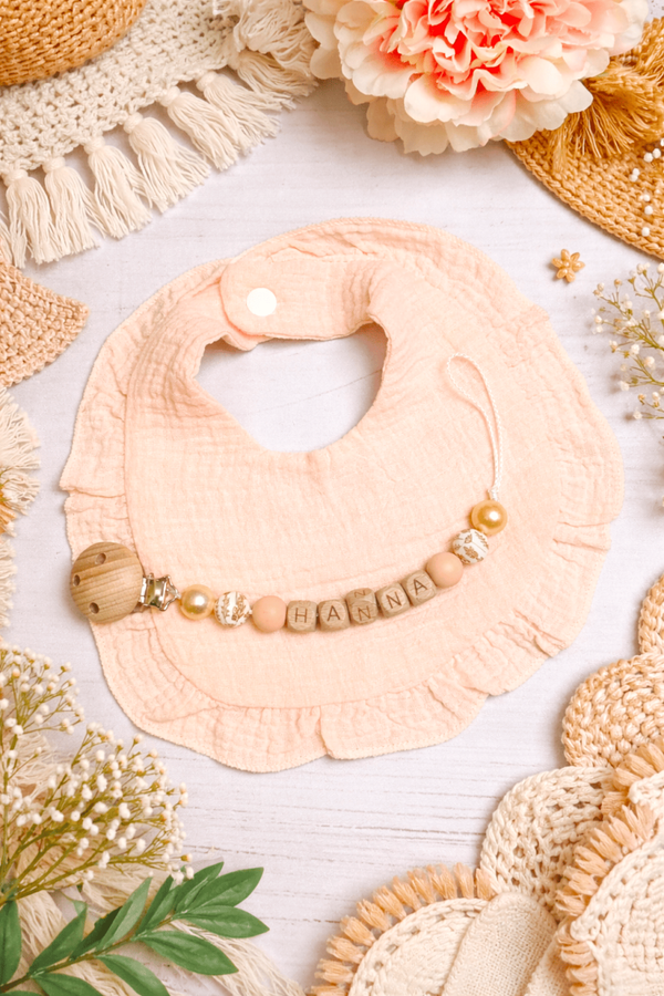 Ensemble bavoir à volant + attache tétine