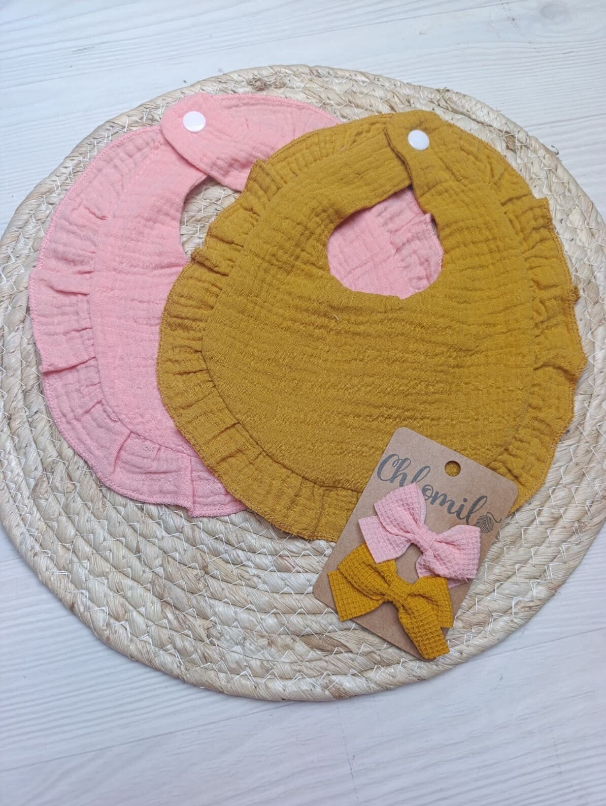 Ensemble bavoirs à volants + barrettes noeud