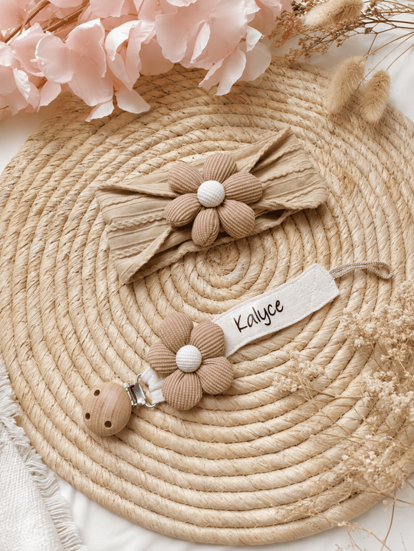 Ensemble cadeau bébé bandeau + attache tétine fleur marron