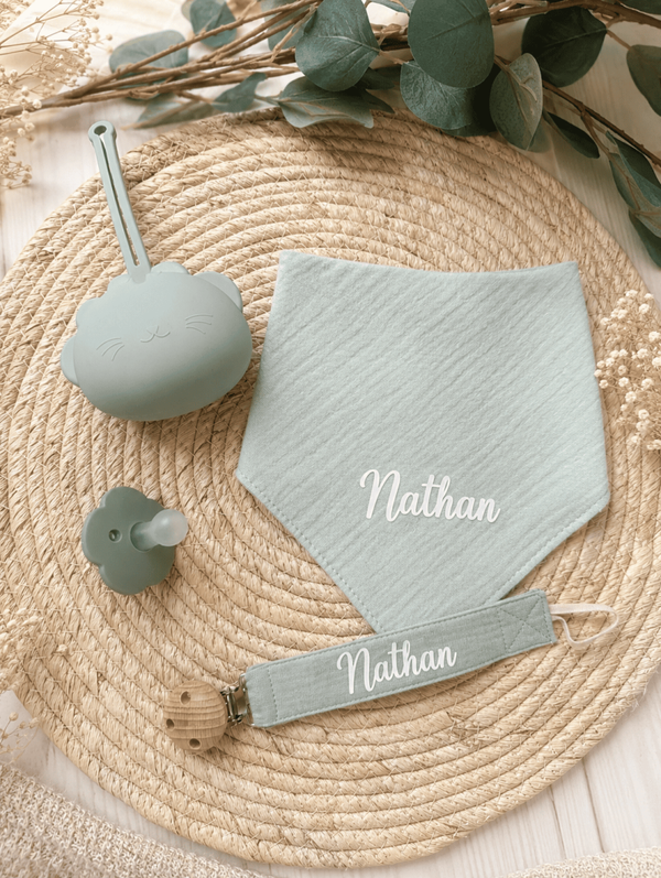 Ensemble cadeau bébé bavoir attache tétine boite